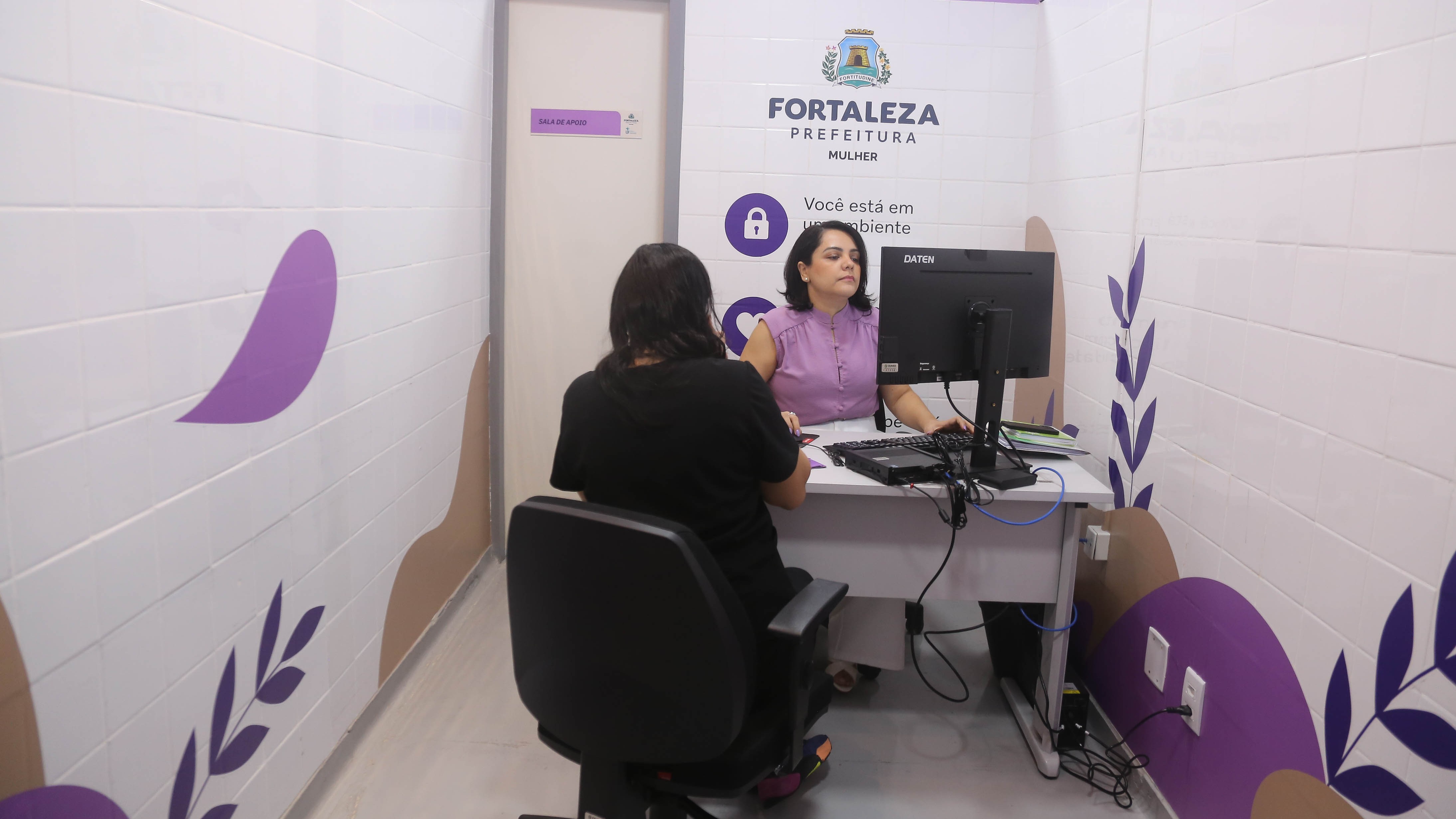 a foto mostra uma mulher de costas sendo atendida na sala lilá do IJF